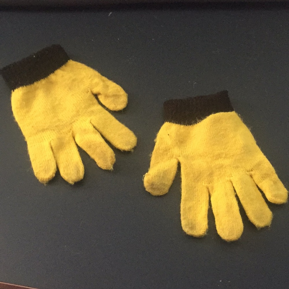 Despicable Me Minion Gloves - Picture 2 of 8